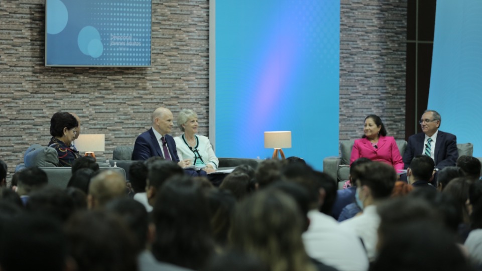 Miles de Jóvenes Adultos de todo México vieron la transmisión del devocional con Elder Renlund